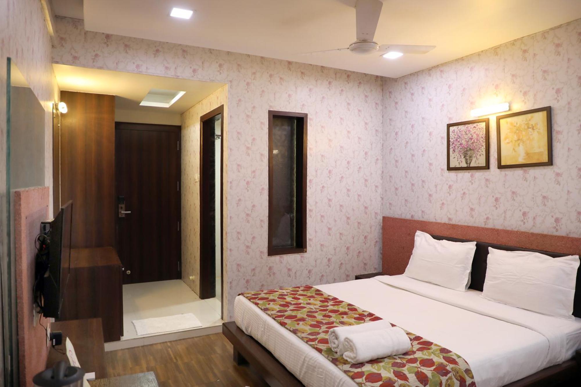 Hotel Pearls Aurangabad  Buitenkant foto