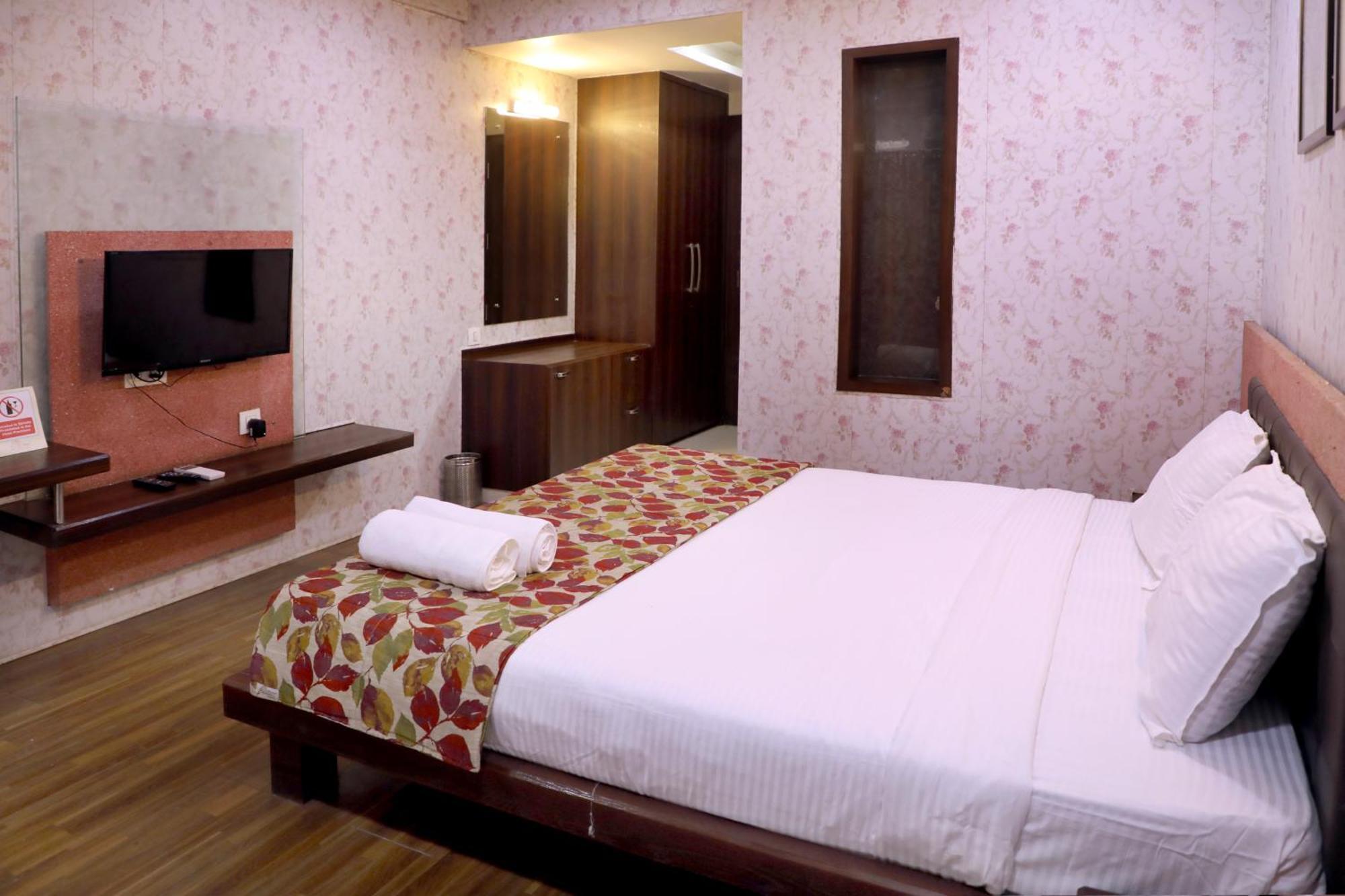 Hotel Pearls Aurangabad  Buitenkant foto