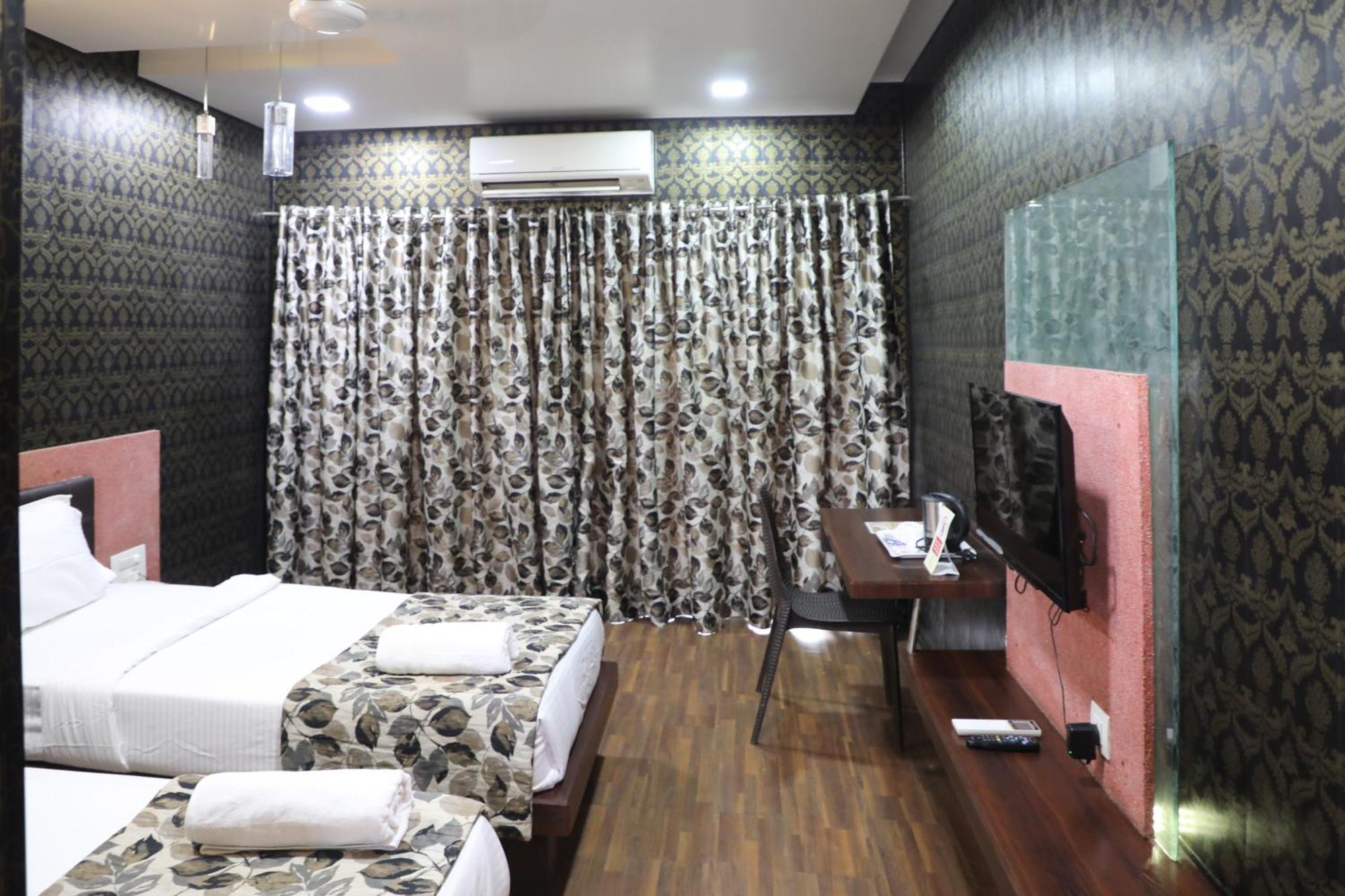 Hotel Pearls Aurangabad  Buitenkant foto