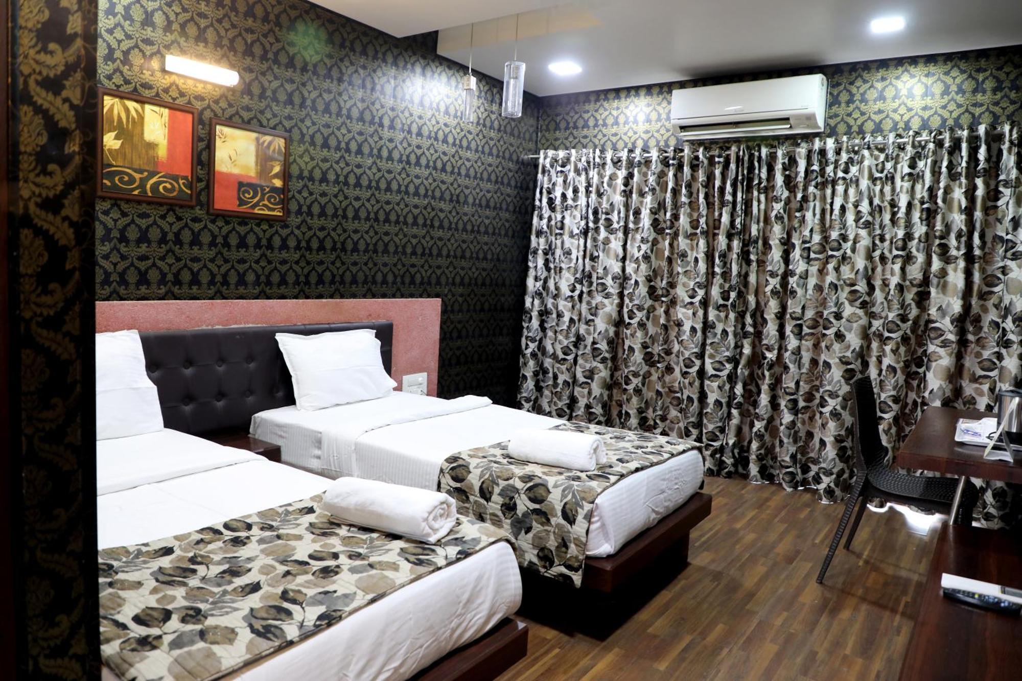 Hotel Pearls Aurangabad  Buitenkant foto