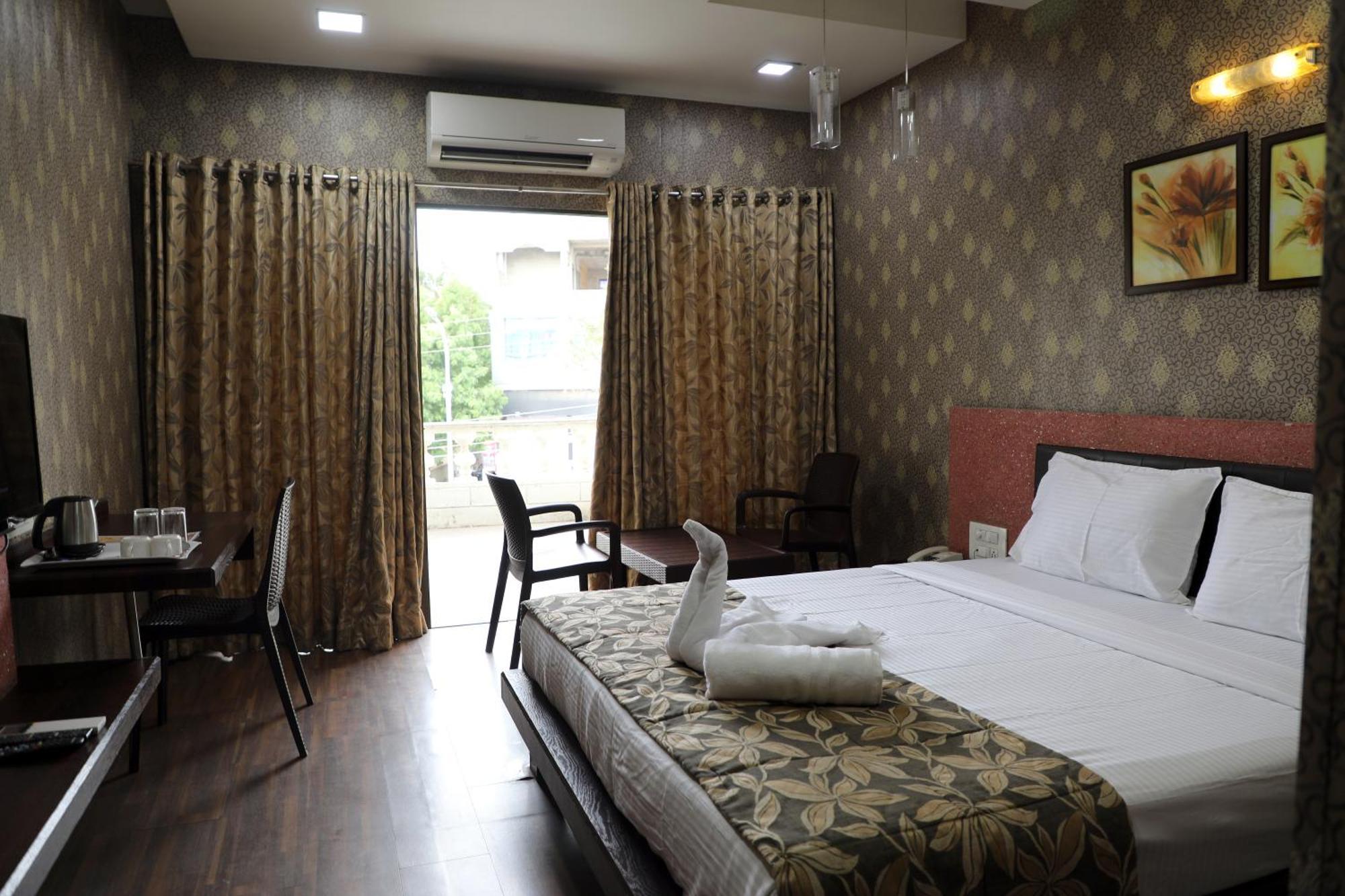 Hotel Pearls Aurangabad  Buitenkant foto