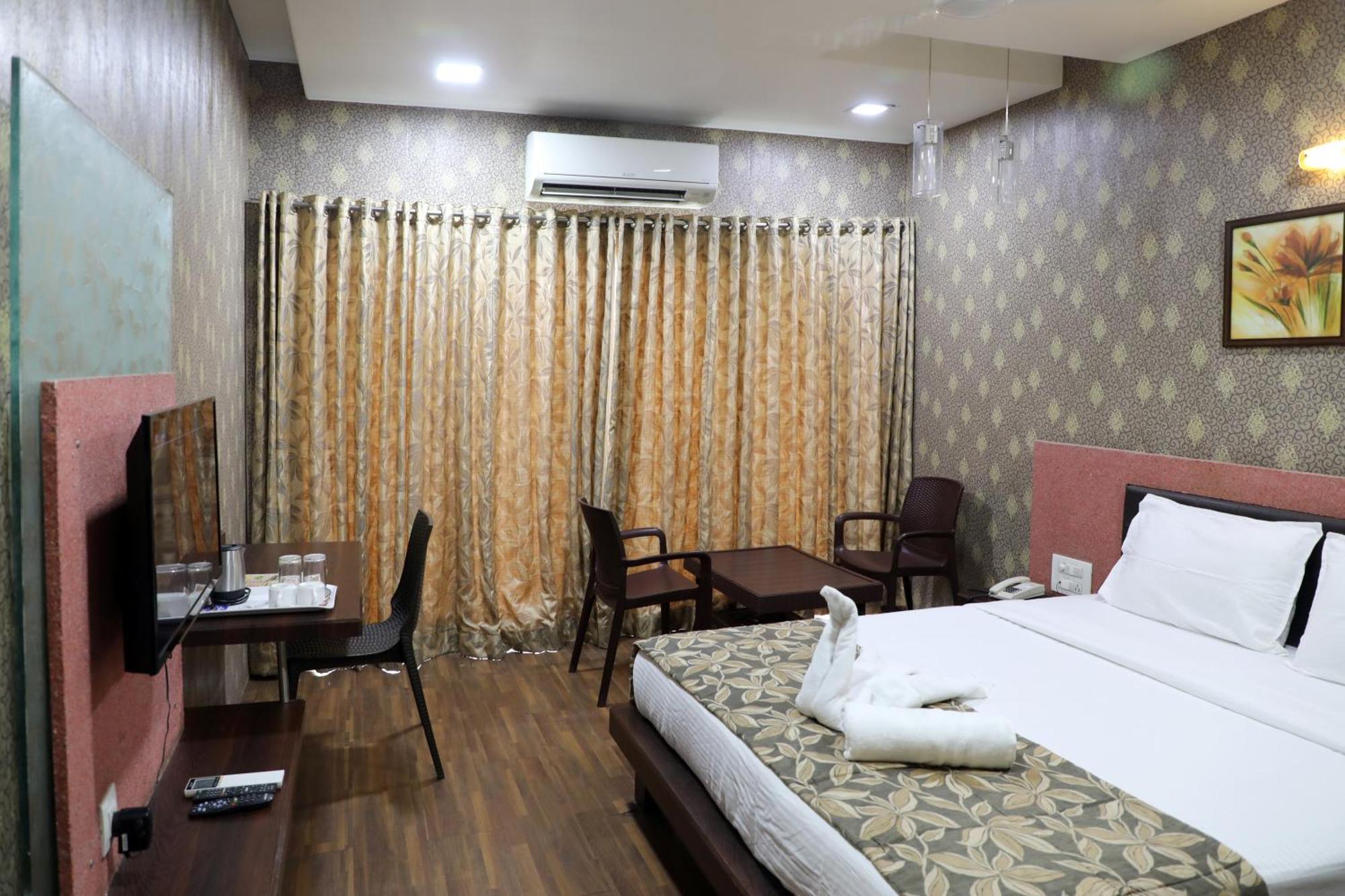 Hotel Pearls Aurangabad  Buitenkant foto