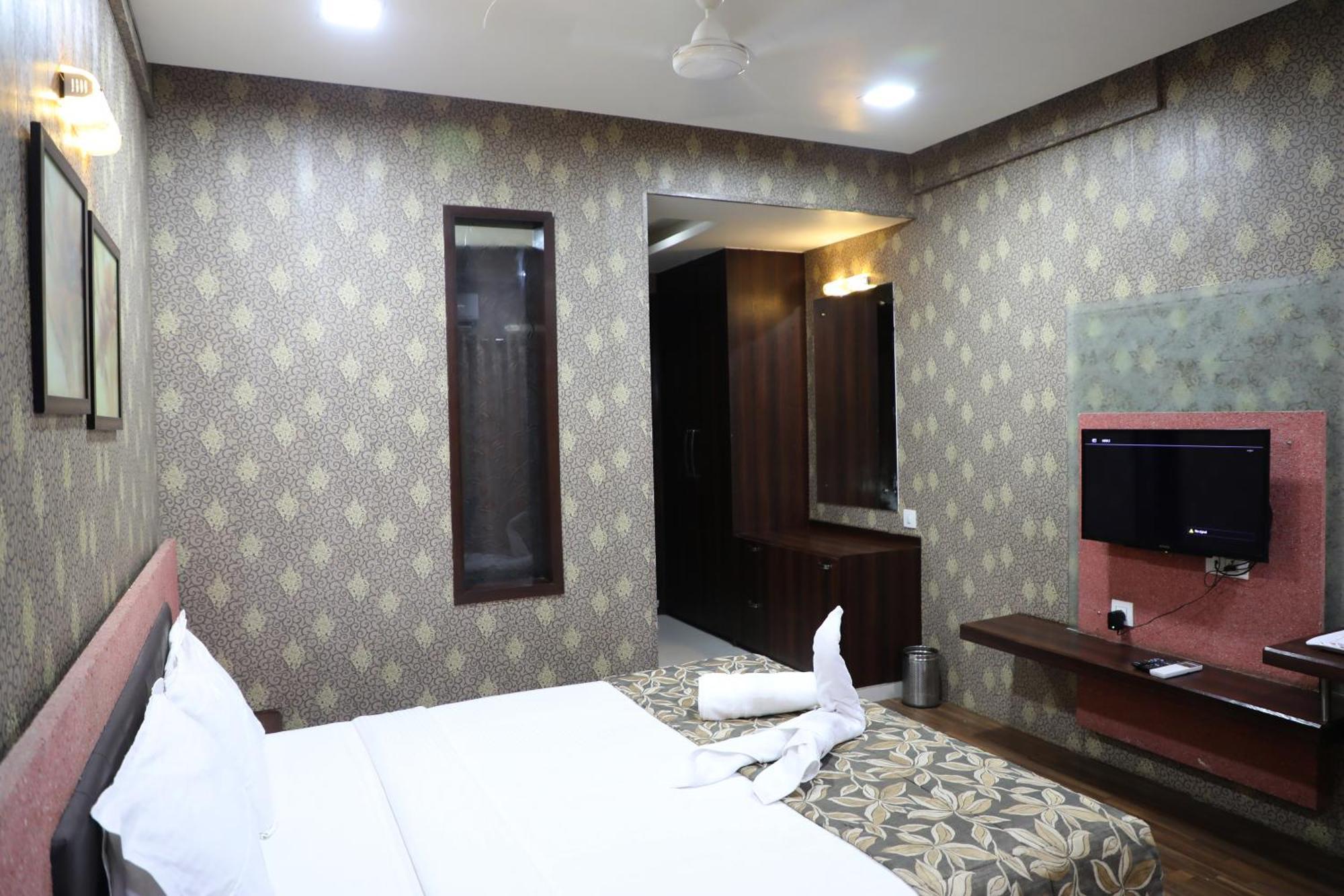 Hotel Pearls Aurangabad  Buitenkant foto