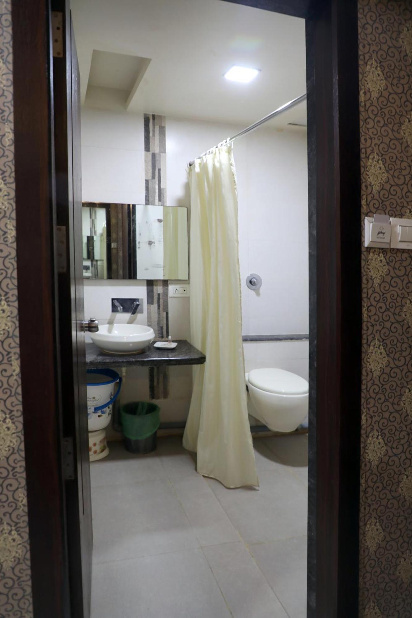 Hotel Pearls Aurangabad  Buitenkant foto