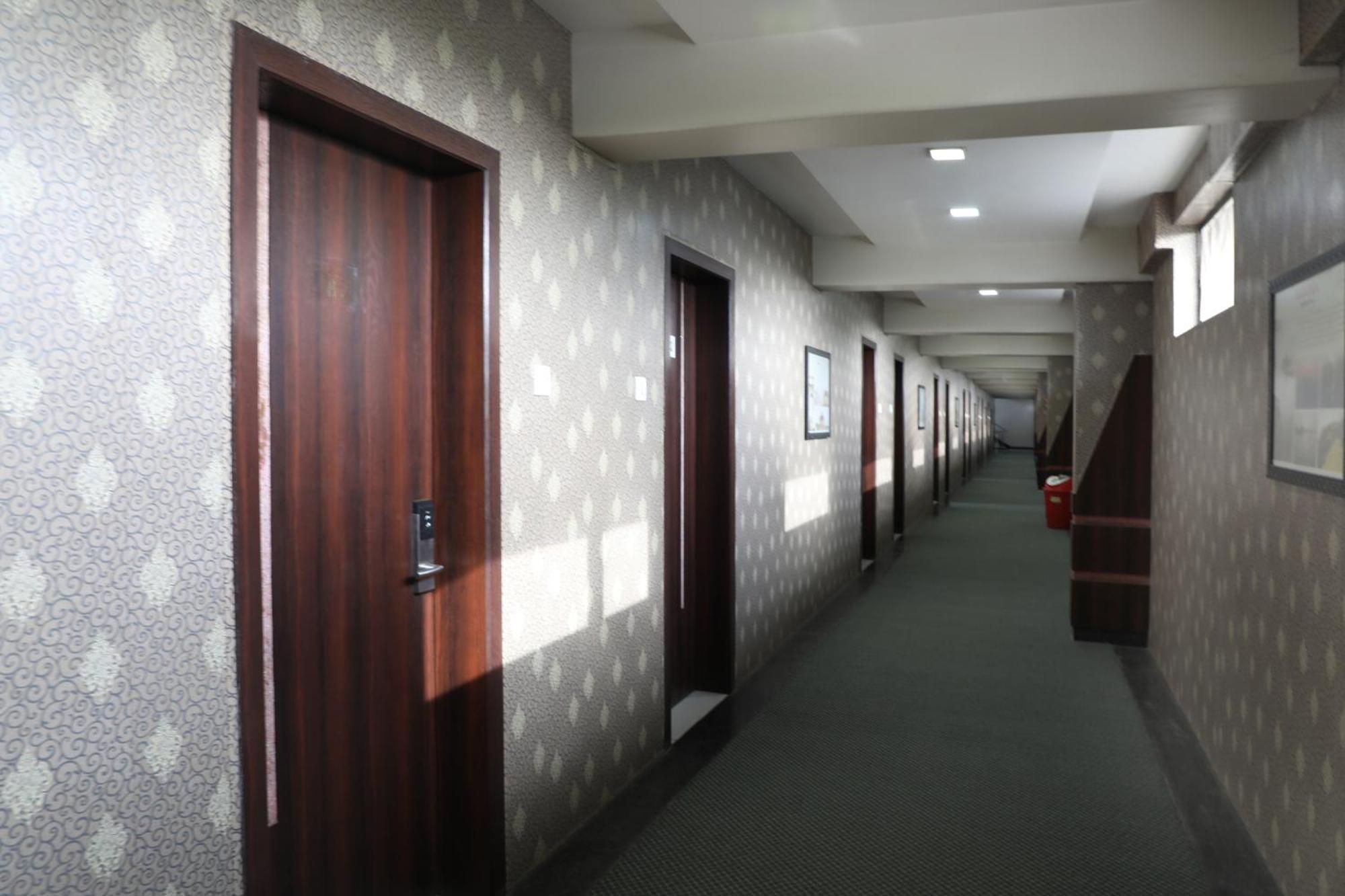 Hotel Pearls Aurangabad  Buitenkant foto
