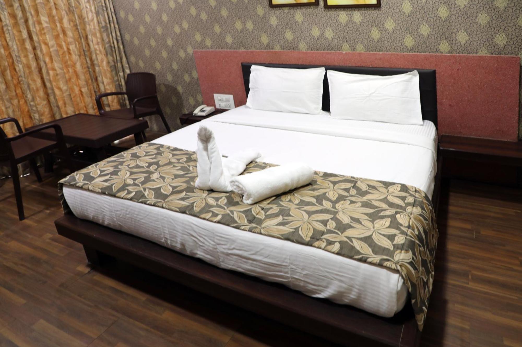 Hotel Pearls Aurangabad  Buitenkant foto