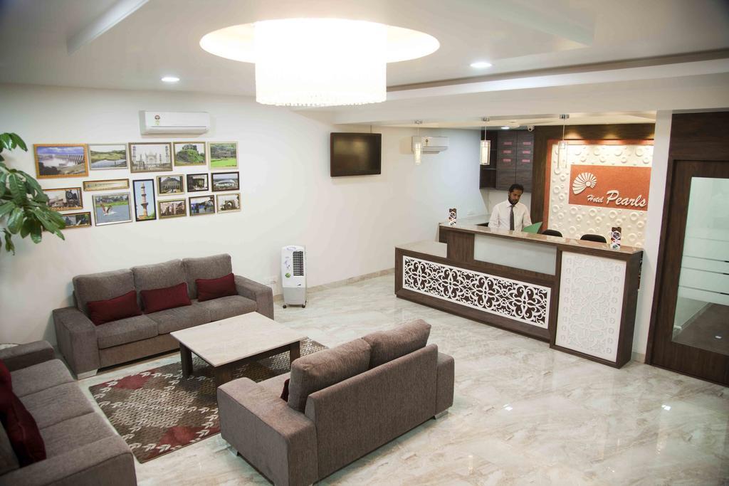 Hotel Pearls Aurangabad  Buitenkant foto