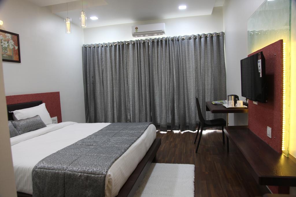 Hotel Pearls Aurangabad  Buitenkant foto
