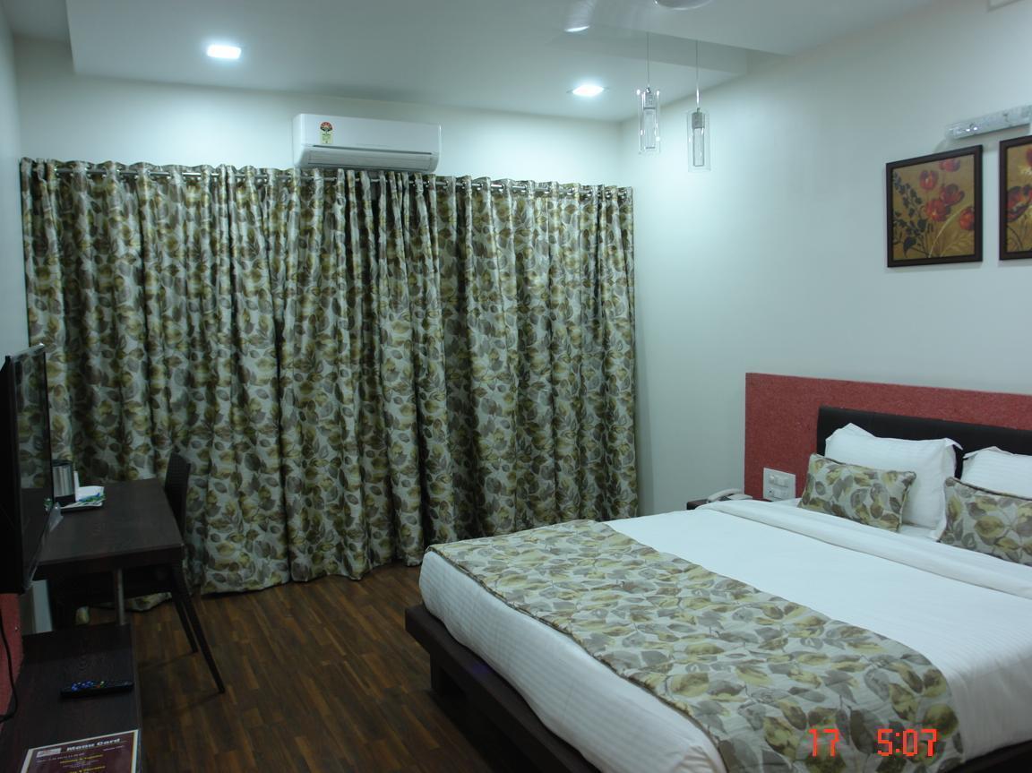 Hotel Pearls Aurangabad  Buitenkant foto